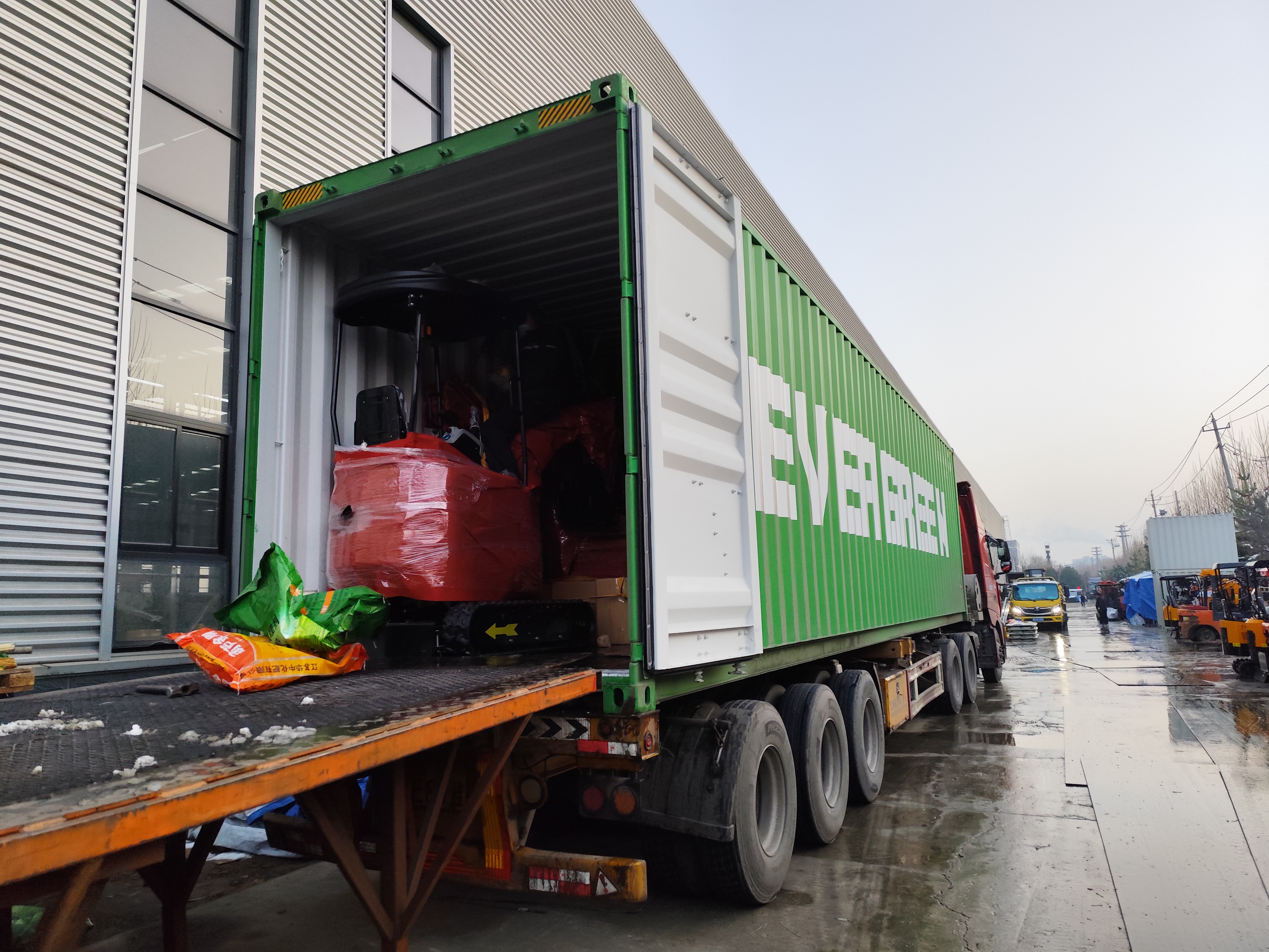 Ranskalaisen asiakkaan minikaivukonetuotanto on valmis ja lähetetty