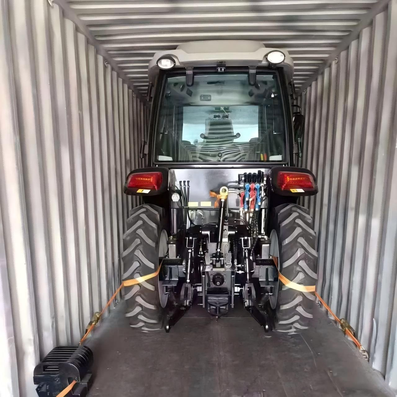 Panamalaiselle asiakkaalle räätälöity 50 hv:n traktori on toimitettu.